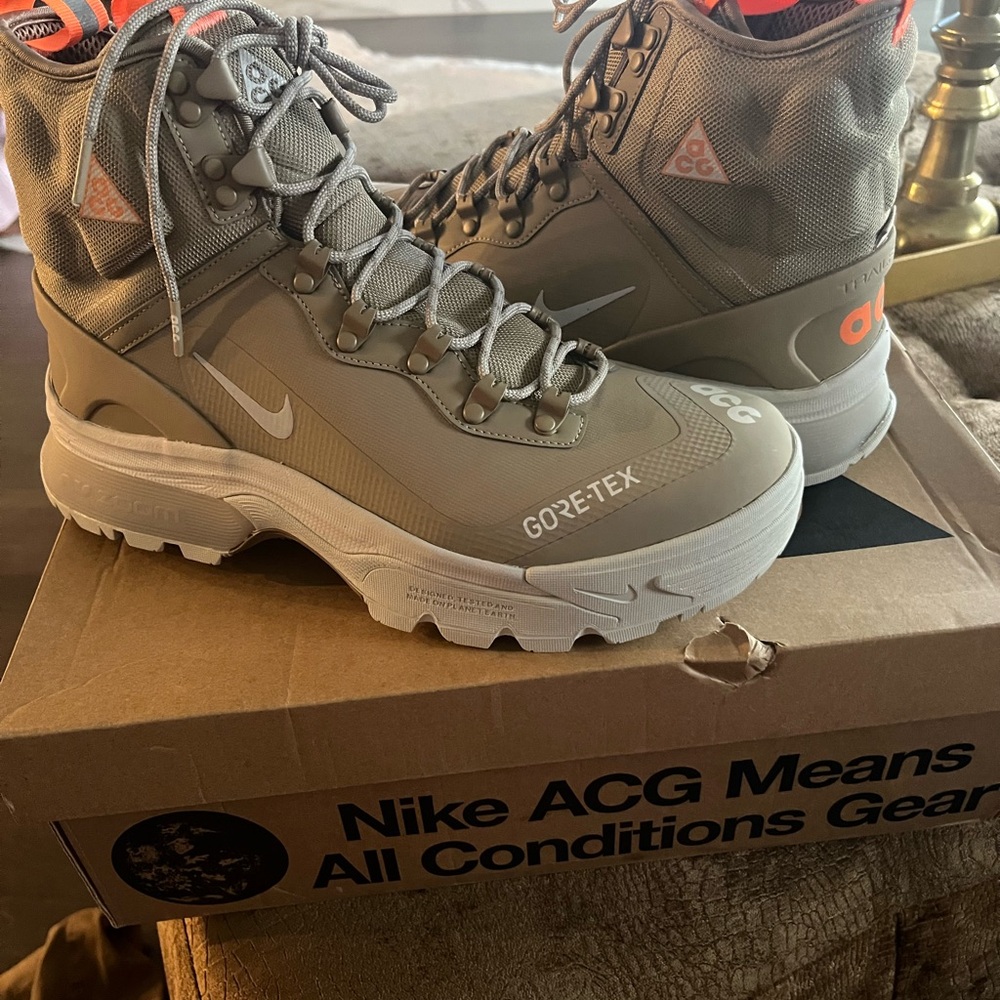 Nike Gray Outdoor Boots with Rugged Design